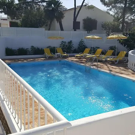 Com Piscina A 15o Metros Da Praia בית נופש אלבופיירה