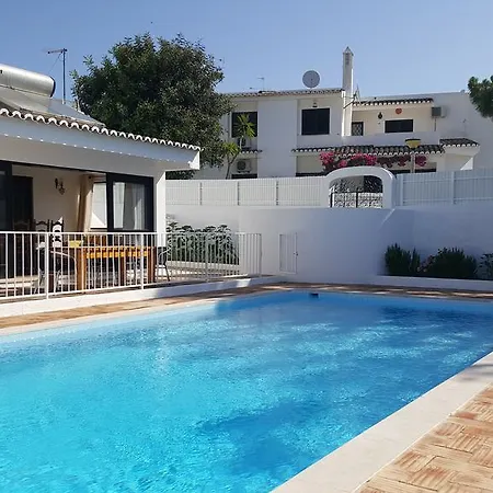 Com Piscina A 15o Metros Da Praia アルブフェイラ