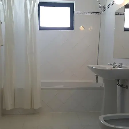 Com Piscina A 15o Metros Da Praia
