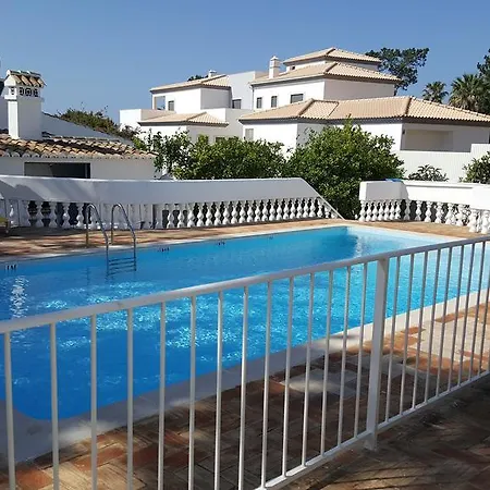 Com Piscina A 15o Metros Da Praia 別荘